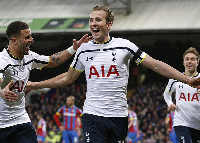 穆斯卡特获赠定制竹刻画像，印有本人形象和冠军奖杯（穆斯卡特获赠定制竹刻肖像，镌刻本人形象与冠军奖杯）