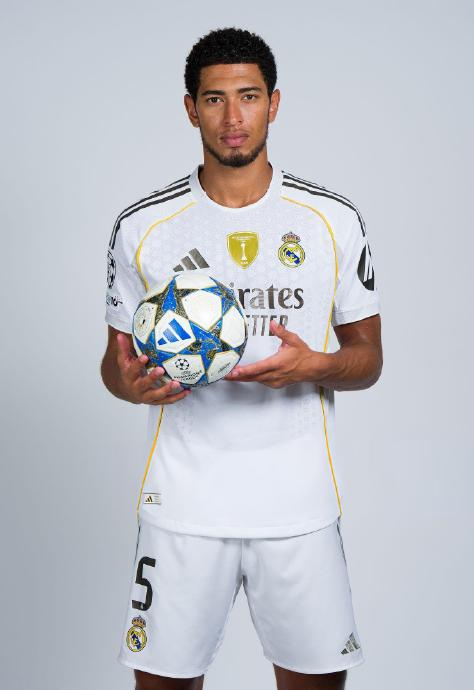 吉文：可能我有点老派，看不惯加纳乔走路歪着身子还挂条链子（吉文自认有点老派：不习惯加纳乔斜着身走还戴链子）