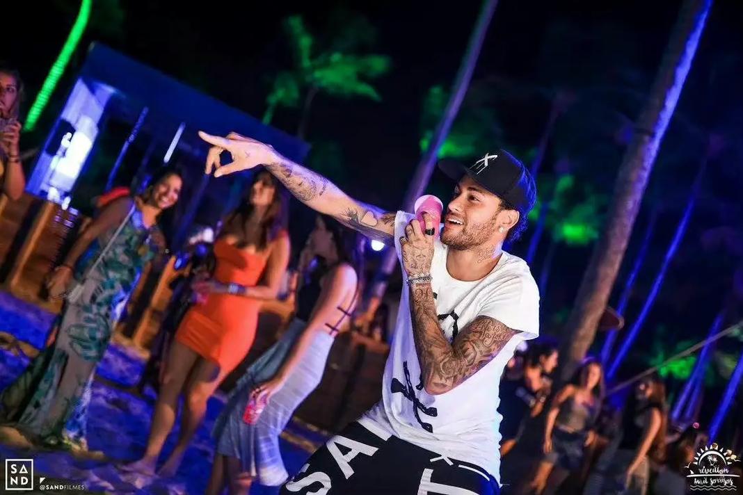 弗赖堡的文森佐·格拉菲诺（32岁）在打破俱乐部德甲进球纪录时向尼尔斯·彼得森致敬（弗赖堡32岁前锋文森佐·格拉菲诺破队史德甲进球纪录，致敬尼尔斯·彼得森）