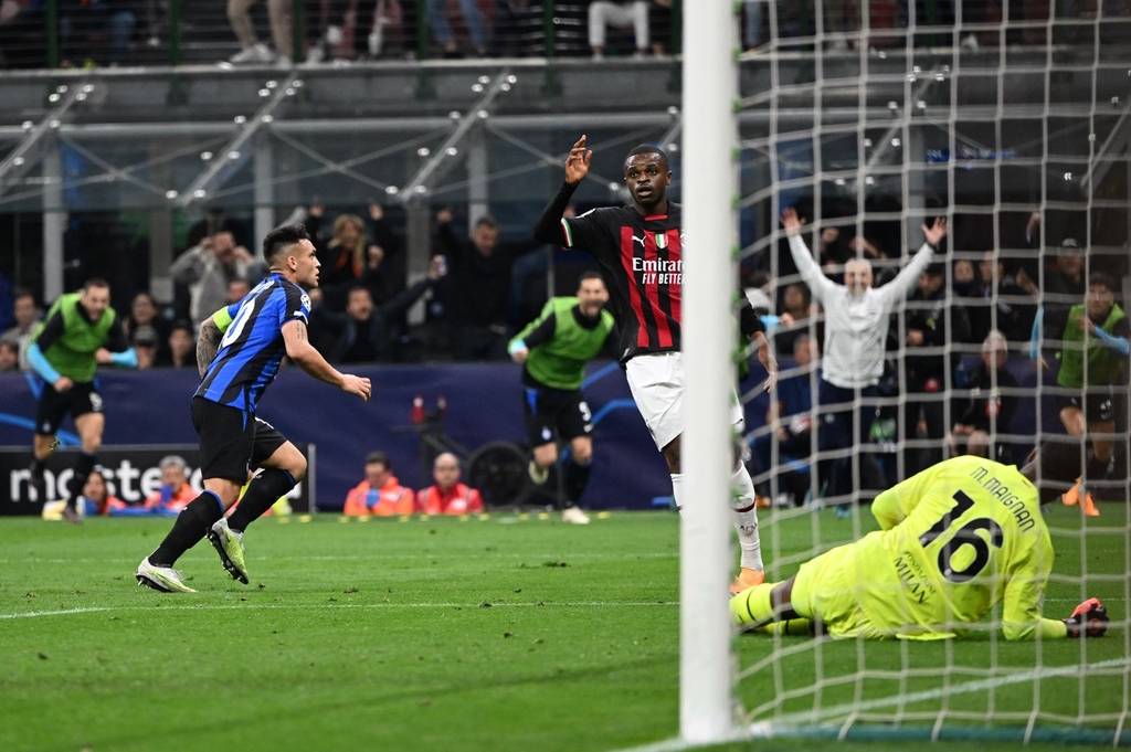 卡拉格：球迷们高喊斯洛特令人动容，在获胜后我真心为他开心