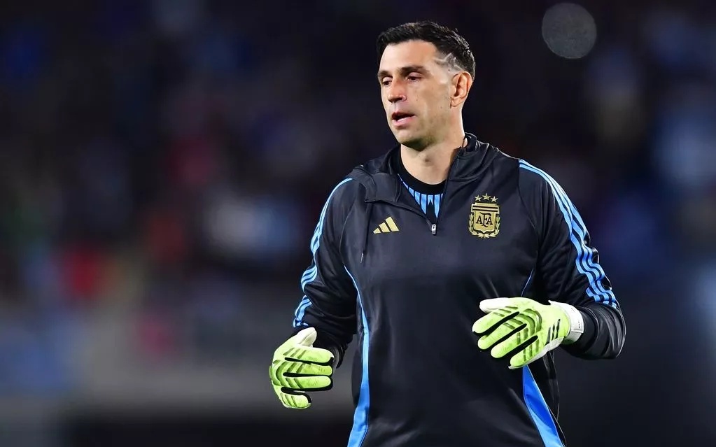 英雄出少年！17岁小胡子凌空抽射：欧冠3连斩创纪录 身价2000万欧（少年成名！17岁小胡子凌空破门，欧冠三连斩创纪录，身价2000万欧）