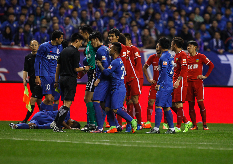 喜忧参半！广东新外援奎恩首秀狂砍27分8板4助攻 力劈篮筐但三分球失准（一喜一忧！广东新援奎恩处子战27分8板4助，攻筐强硬但三分失灵）