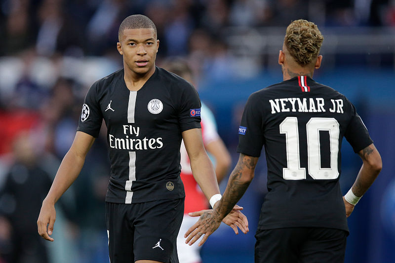 查马克：欣赏阿德利希望代表法国出战的坦率，不像谢尔基很装（查马克：赞阿德利坦言愿为法国效力，谢尔基则显得做作）