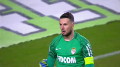 巴萨梅西自由球进球助球队领先（梅西任意球破门助巴萨领先）